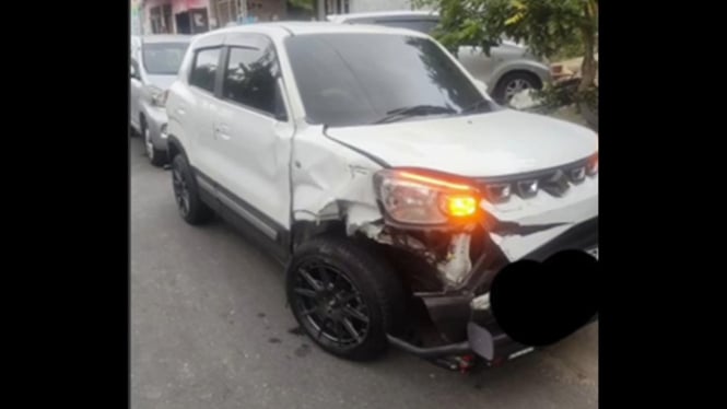 Fortuner camat tabrak mobil keluarga, bikin heboh warga