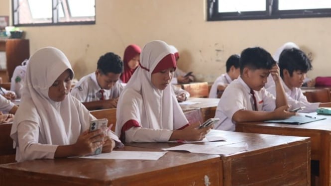 Peserta AKAD SMP melihat hasil nilai langsung di layar