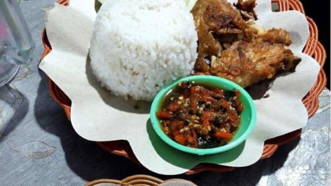 Menu Ayam Penyet Apih Adhe Sejuta Sambal