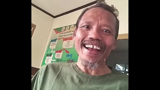 Sumanto tampil joget di TikTok dengan gaya ekspresif ceria