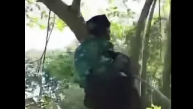 Korban tampak menangis saat dibully oleh temannya di sekolah