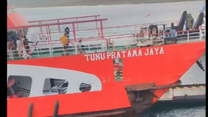 KMP Tunu Pratama Jaya tenggelam di Selat Bali
