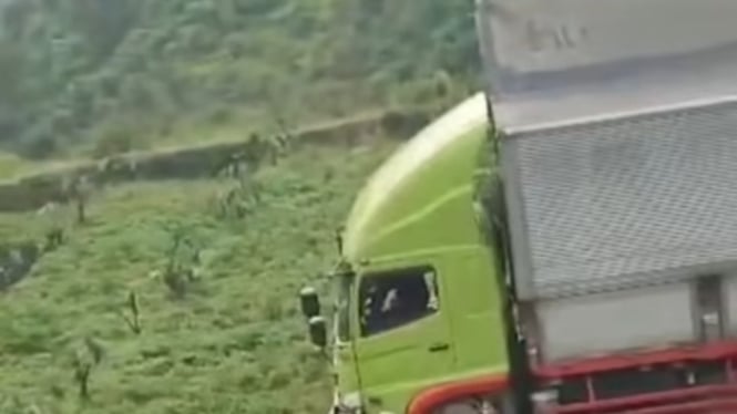 Truk Trailer Terperosok di Jalan Gerlang-Dieng