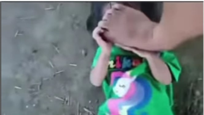 Ayah Rekam Injak Anaknya di Purwakarta