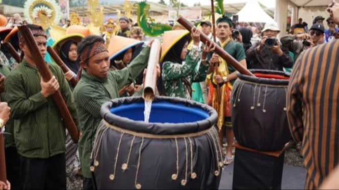 Prosesi air suci Tuk Sikopyah di Festival Gunung Slamet