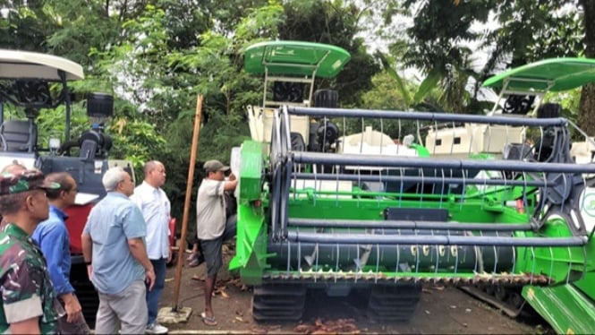Bupati Banyumas serahkan alsintan modern ke petani
