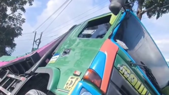 Truk terperosok di Purwanegara