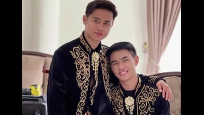 Foto viral Chiko dan Wiran dalam busana pengantin Jawa