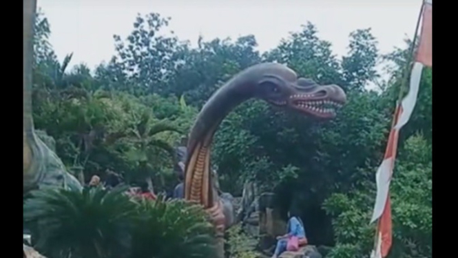 Bekas taman dinosaurus kini terbengkalai di Cilacap