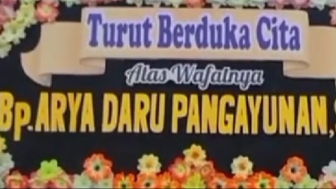Karangan Bunga Arya Daru Diplomat UGM