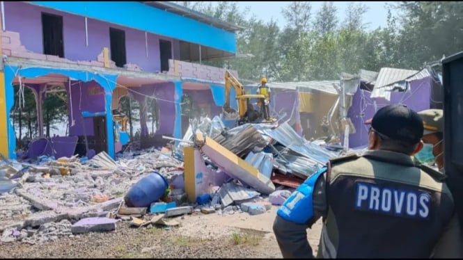 Satpol PP Batang Bongkar Paksa Puluhan Bangunan Tempat Hiburan