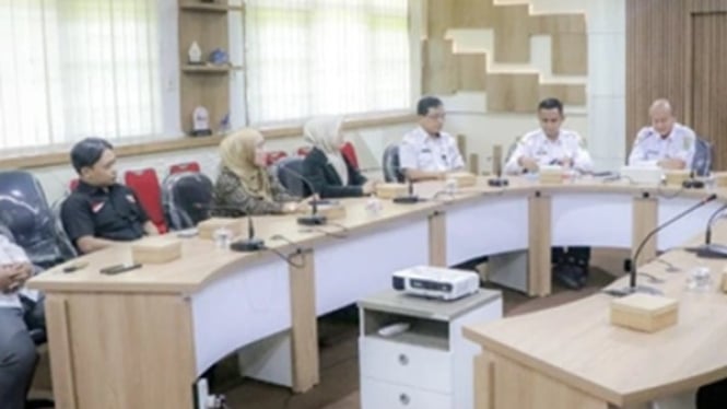 Sekda Banjarnegara serahkan LHP ke Parpol