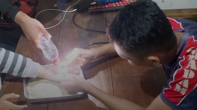 Damkar Banyumas Lakukan Evakuasi