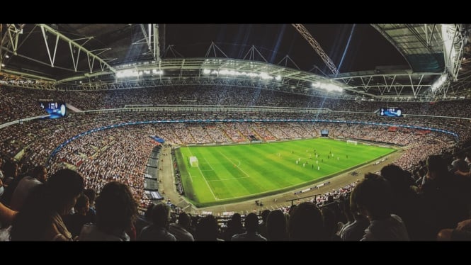 Suporter sepk bola yang fanatik di setiap kota