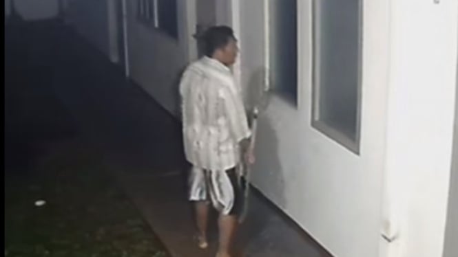Penjaga kos terekam CCTV berjalan dekat kamar Arya