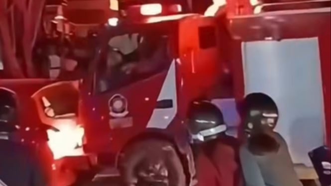 Mobil Damkar di Balikpapan Tabrak Dorong Mobil Merah