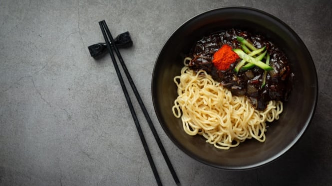 Mie dengan Saus Kacang Hitam  (Jajangmyeon)