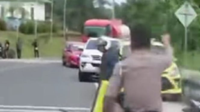 Pelaku todong polisi diamankan dalam kondisi berlumpur