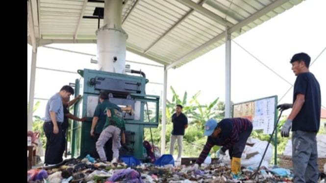 Uji coba Incinerator Motah di TPS-3R Pekalongan Barat