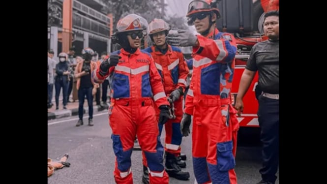 Tim Damkar bantu lepas borgol pencuri motor di Surabaya