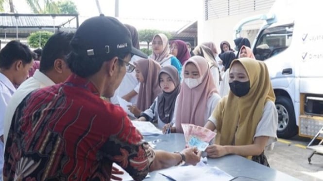 Penyerahan BLT DBHCHT untuk buruh rokok Batang dimulai