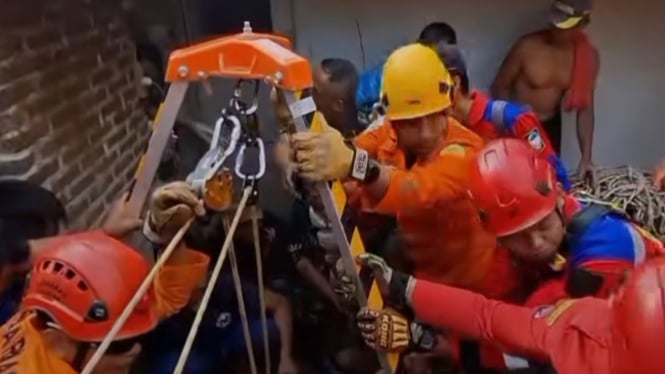 Evakuasi Orang Jatuh ke Sumur di Cilongok