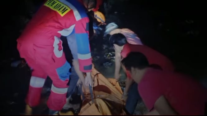 Damkar Banyumas evakuasi korban laka di Patikraja