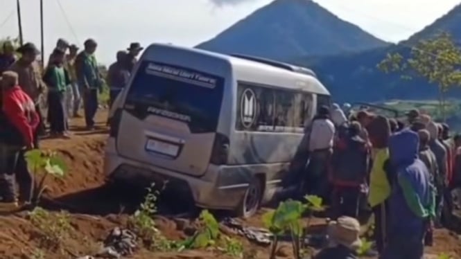 Mobil Elf Masuk Jurang di Gerlang-Batang
