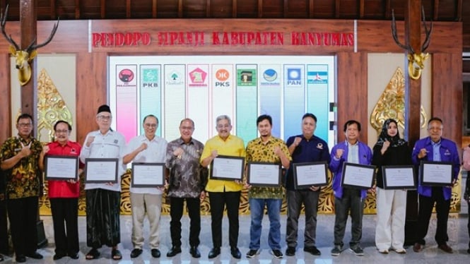 Bupati Banyumas serahkan bantuan dana ke partai politik