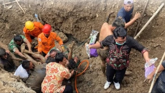Evakuasi pekerja proyek di lokasi galian pipa Banyumas