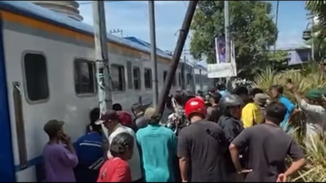 Mobil Tabrakan dengan Kereta Batara Kresna di Solo