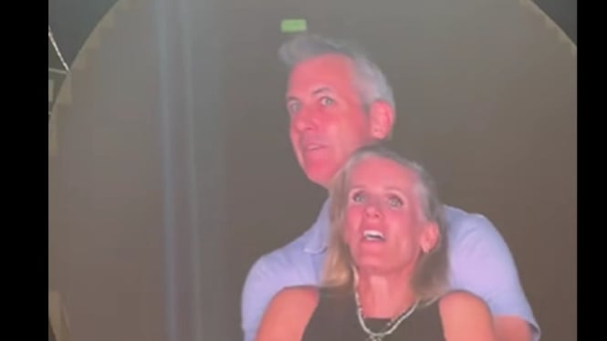 Momen kiss cam Coldplay sorot CEO dan HRD Astronomer