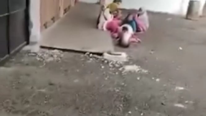 Anak kecil dimarahi ibu karena gagal mengemis, viral