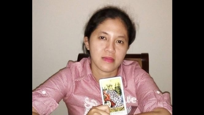 Rara pawang hujan perlihatkan kartu tarot bergambar piala