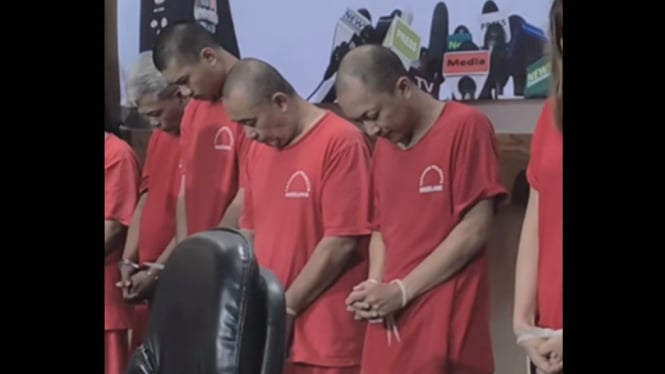 Kades L digiring polisi usai tertangkap konsumsi sabu