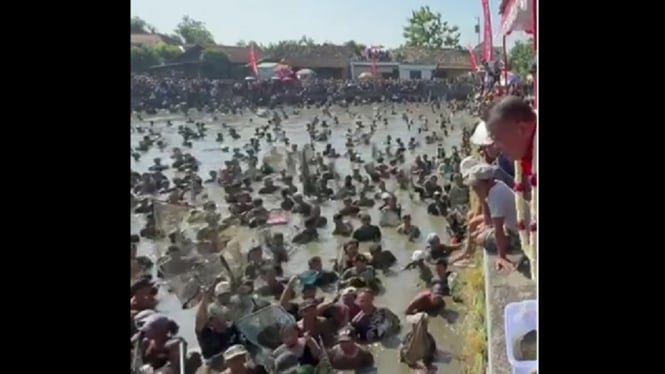 Warga bersiap nyebur di Tradisi Memet Ikan Gemblegan