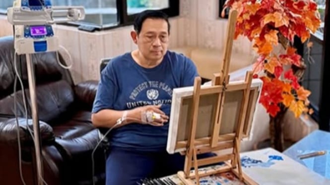 SBY tetap melukis meski tangan kanannya diinfus