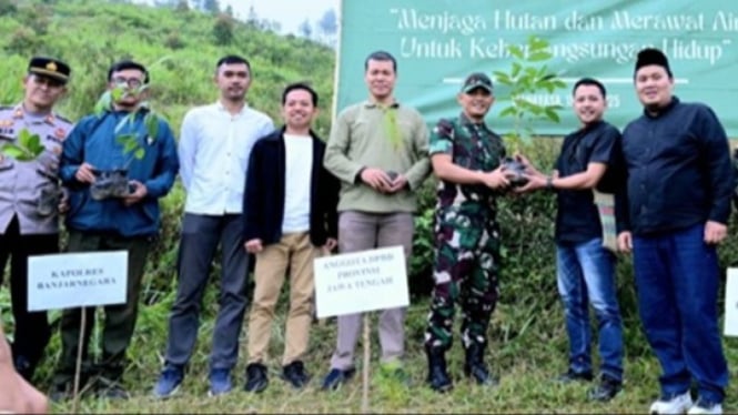 Aksi penanaman pohon pemuda di kaki Gunung Rogojembangan