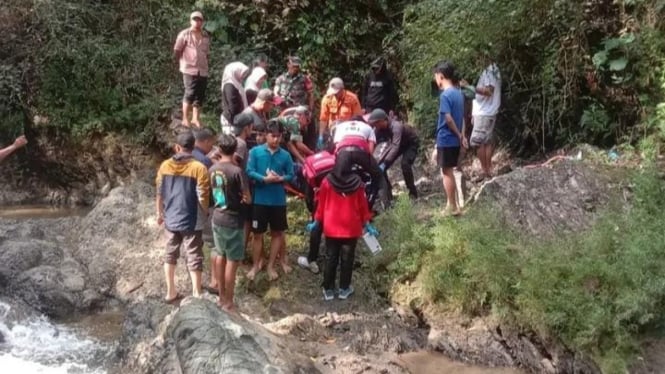 Proses Evakuasi Remaja Perempuan Tenggelam di Sungai.