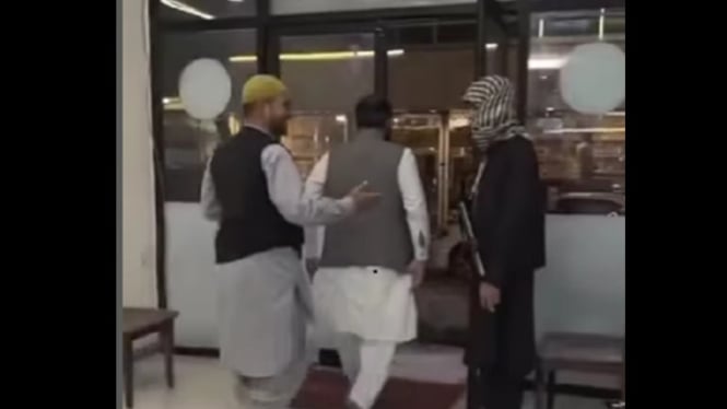 Toko mie Cina di Kabul yang dijaga anggota Taliban