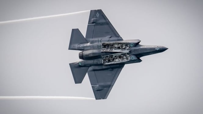 Ilustrasi Jet tempur F-7 BGI milik Bangladesh jatuh saat latihan rutin