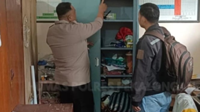 Polisi olah TKP di SD korban pencurian di Petungkriyono