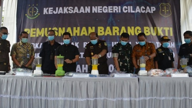 Kejari Cilacap musnahkan sabu, senjata tajam, dan pil terlarang