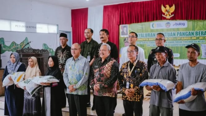 Bupati Banyumas Salurkan Bantuan Cadangan Pangan