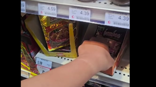 Label peringatan pada bumbu instan Indonesia di California