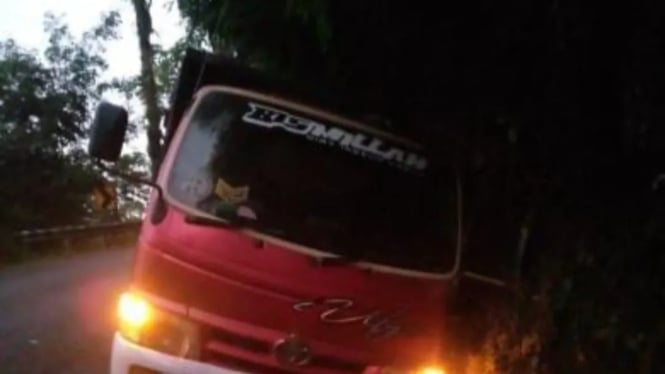 Satu Unit Truk Hilang Kendali di Jalan Menurun Linggoasri Pekalongan