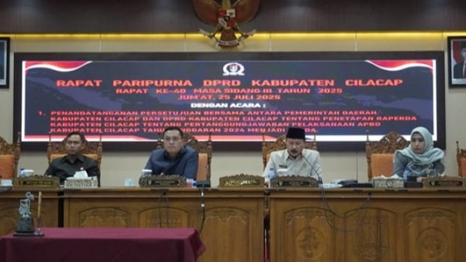 Penandatanganan APBD 2024 Cilacap di ruang rapat paripurna
