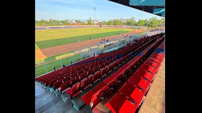 Single seat warna merah-biru terpasang di Stadion Satria