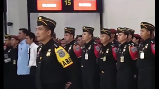 Petugas Imigrasi Soetta kenakan bodycam saat pemeriksaan