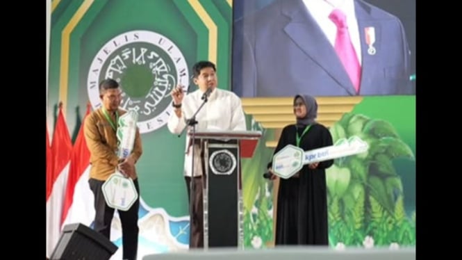Menteri PKP serahkan simbolis kunci rumah subsidi guru ngaji